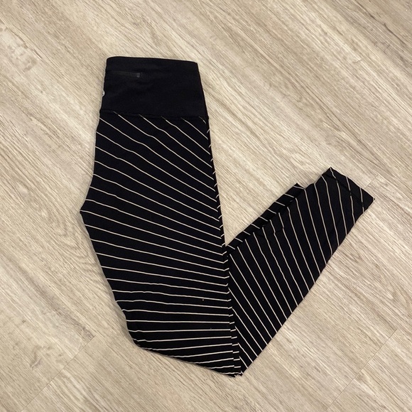 Lululemon | Black Speed Wunder Tight Reflective | Size 6 - Picture 6 of 10